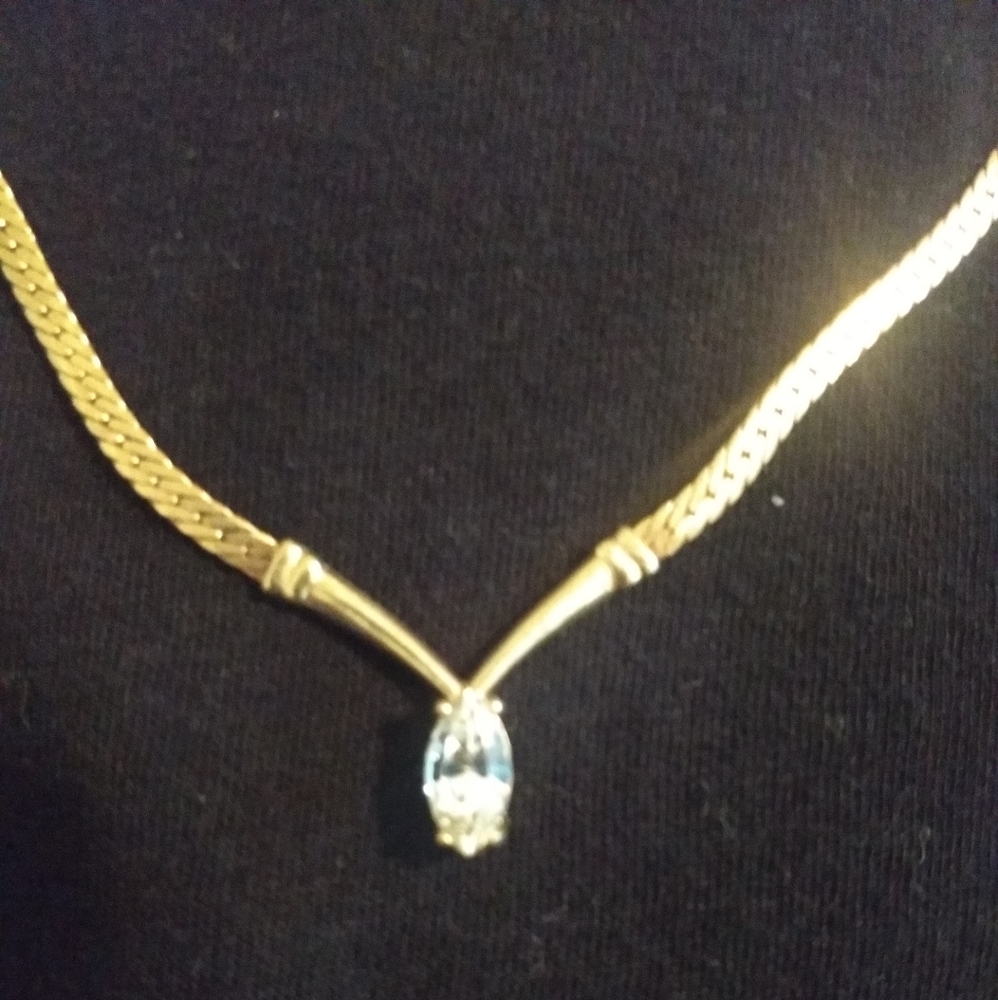 Beautiful Vintage Avon Necklace Gold Ton